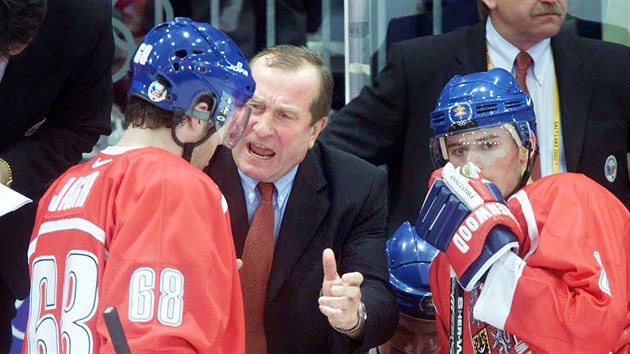 Reprezentační trenér Josef Augusta debatuje s Jaromírem Jágrem během olympijského utkání s Ruskem. (Salt Lake City, 20. února 2002)