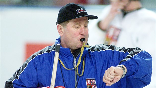 Reprezentační trenér Josef Augusta při tréninku na mistrovství světa v Německu (3. května 2001)