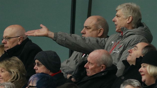 CO TAM DLAJ? Arsene Wenger sledoval zpas proti Hullu opt pouze z tribuny, odpykval si posledn duel ze svho tyzpasovho trestu.