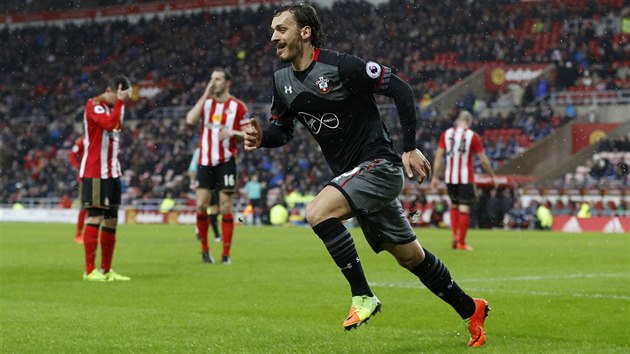 Manolo Gabiaddini ze Southamptonu po jednom ze svch gl na hiti Sunderlandu.