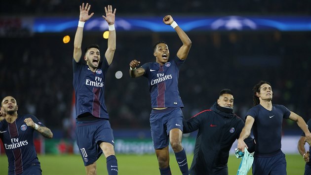 PA͎SK RADOST. Fotbalist St. Germain oslavuj jednoznan vtzstv nad Barcelonou v osmifinle Ligy mistr.