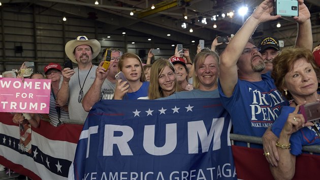 Shromdn Trumpovch fanouk v Melbourne na Florid (18. nora 2017).