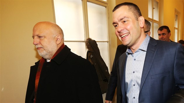 Zástupce společnosti Cokeville Assets Petr Kmeť (vlevo) se svým právníkem. (10. února 2017)