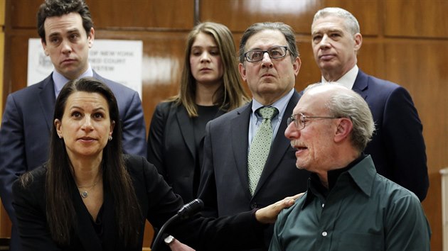 Otec chlapce Stanley Patz (vpravo dole) u soudu chvli pot, co byl nad Pedrem Hernandezem vynesen rozsudek.