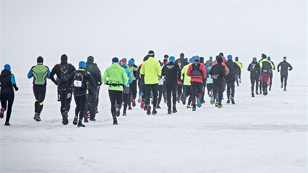 Ledového maratonu na Lipně se zúčastnili běžci, běžkaři i cyklisté.