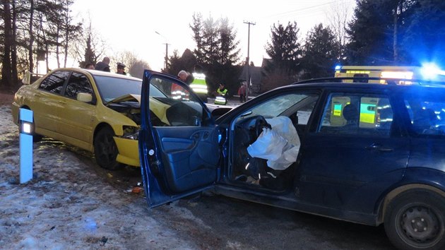Dva vozy se srazily ve stedu v Domann u Tebon. idi modrho fordu nehodu nepeil.