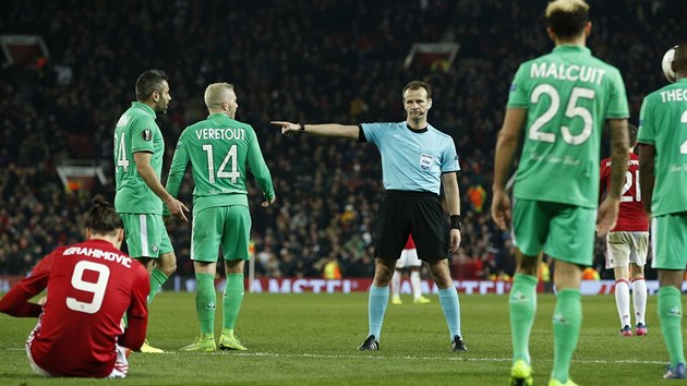 PENALTA esk sud Pavel Krlovec psk faul na tonka Zlatana Ibrahimovice z Manchesteru United v pohrovm utkn proti St. Etienne.