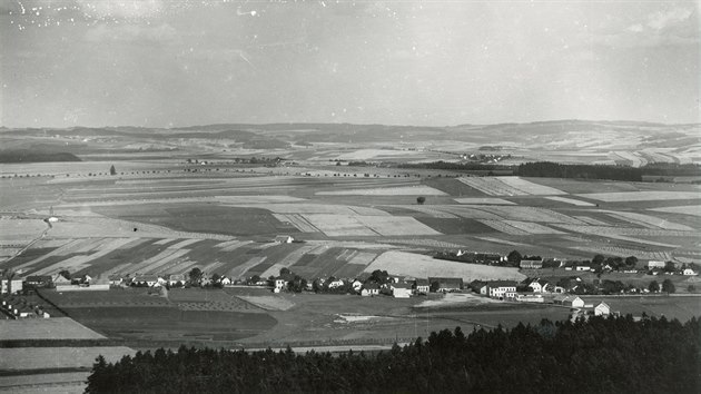 Takto vypadal Bedichov ped rokem 1930 pi pohledu z bval rozhledny na acberku.