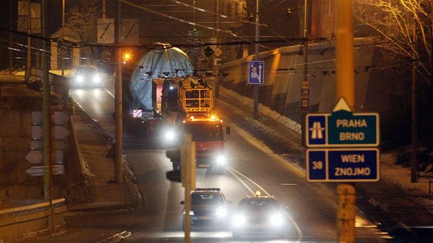 Nadměrný náklad se v Jihlavě nevešel do tunelu a musel v noci na středu kličkovat ulicemi. Jen těsně projel po trolejovým vedení.