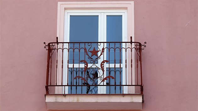 V ulici Leoe Janka obnovili balkon i s rudou hvzdou. Ve vedlejm dom ji nkdo vyzl a zbradl natel naerno.