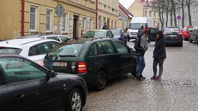 V kluzit se zmnily hlavn kostky. V jihlavsk Tebzskho ulici se srazilo nkolik aut najednou.