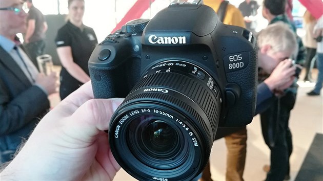 Nov zrcadlovka Canon 800D..