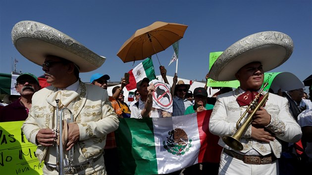 A 20 000 lid demonstrovalo v hlavnm mst Mexika proti antiimigran politice Donalda Trumpa (12. nora 2017)
