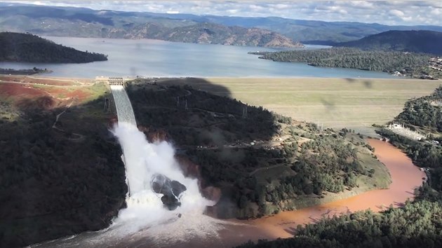 Voda se val ponienm hlavnm pelivem na pehrad u jezera Oroville v Kalifornii (10. nora 2017)