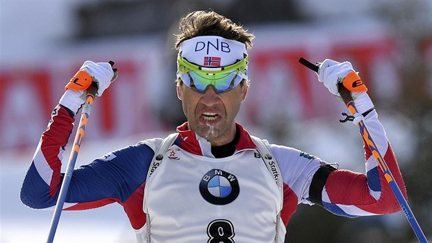 Ole Einar Björndalen slaví zisk bronzu ve stíhačce na mistrovství světa v Hochfilzenu.