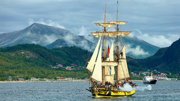 Plachetnice La Grace na zvodech Tall ship race.