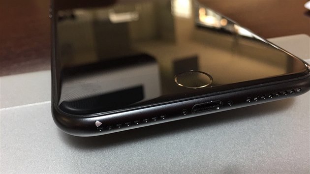 Majitelé černých iPhonů 7 trápí olupování laku.