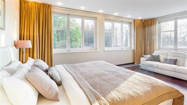 Pokoje maj� ��asn� v�hled do okol� i rozm�ry odpov�daj�c� luxusn� rezidenci.