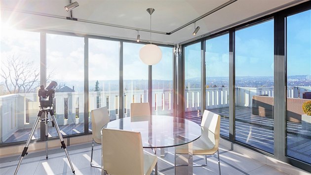 Z nejvy���ho podla�� a terasy je n�dhern� v�hled na celou Prahu.