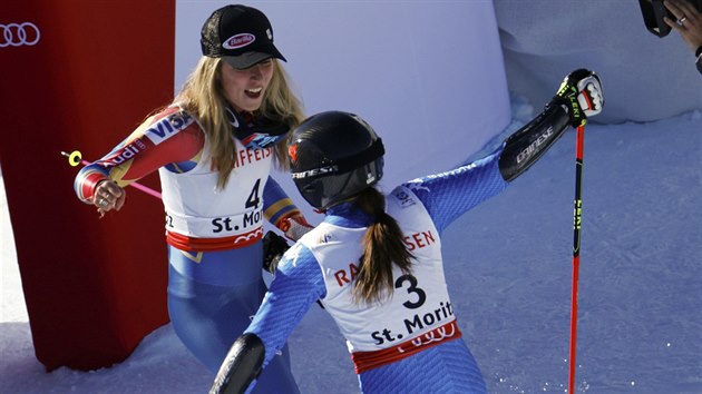 Amerianka Mikaela Shiffrinov (vlevo) a Italka Sofia Goggiov se radij ze zisku medail v obm slalomu na MS v Svatm Moici.