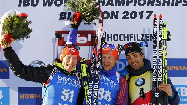 Tři nejlepší biatlonisté z vytrvalostního závodu na MS v Hochfilzenu. Zleva stříbrný Ondřej Moravec, mistr světa Lowell Bailey a bronzový Martin Fourcade.