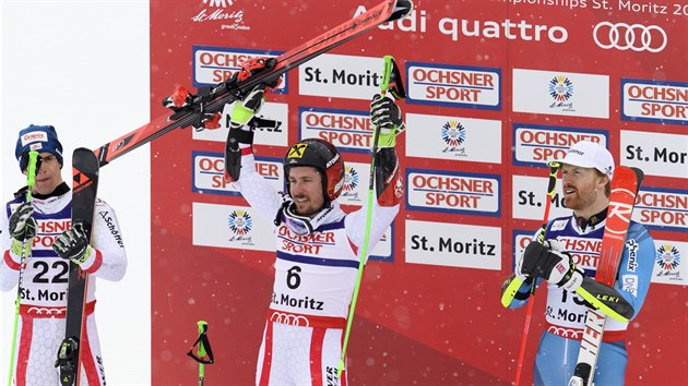 Ti nejlep mui z obho slalomu na MS ve Svatm Moici. Zleva stbrn Roland Leitinger, zlat Marcel Hirscher a bronzov Kristian Haugen,