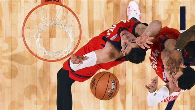 Willy Hernangomez (vlevo) z tmu svtovch hvzd zakonuje na ko USA.