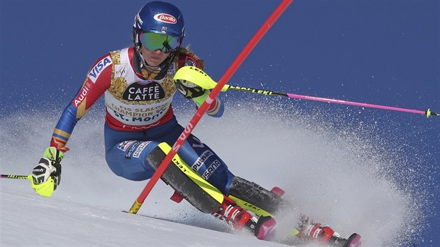 Americk lyaka Mikaela Shiffrinov na trati slalomu na MS ve Svatm Moici.
