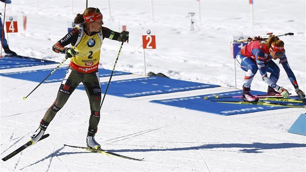 Nmeck biatlonistka Laura Dahlmeierov.po posledn bezchybn stelb kontroluje, jak se vedlo jej rivalce Gabriele Koukalov. Ta jednou minula a nakonec skonila tvrt.