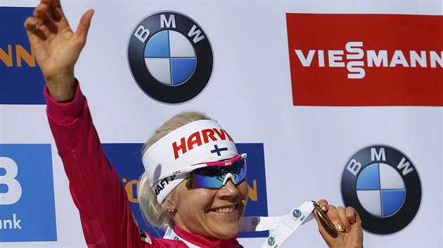 Finsk biatlonistka Kaisa Mkrinenov se raduje z bronzov  medaile v zvod s hromadnm startem na MS v Hochfilzenu.