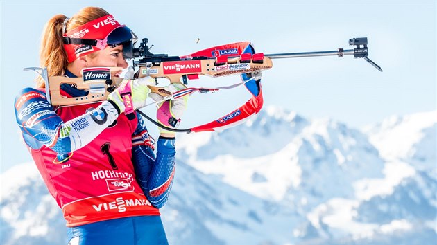 Gabriela Koukalov p stelb v zvod s hromadnm startem na MS v Hochfilzenu.