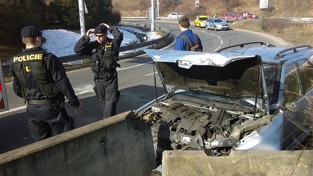 Nehoda u sjezdu z Rozvadovsk spojky na Praze 5 (14.2.2017)