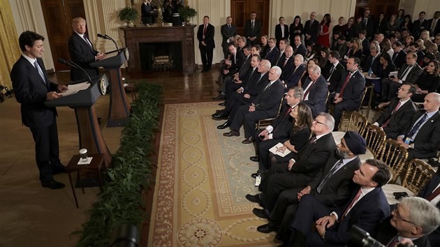 Kanadsk premir Justin Trudeau a americk prezident Donald Trump na tiskov konferenci po jednn o vzjemnch obchodnch vztazch (13. nora 2017).