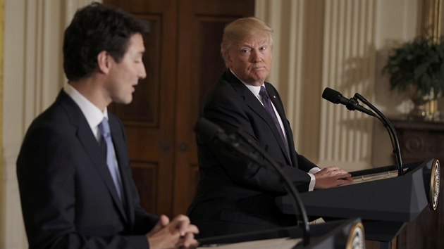 Kanadsk premir Justin Trudeau a americk prezident Donald Trump na tiskov konferenci po jednn o vzjemnch obchodnch vztazch (13. nora 2017).