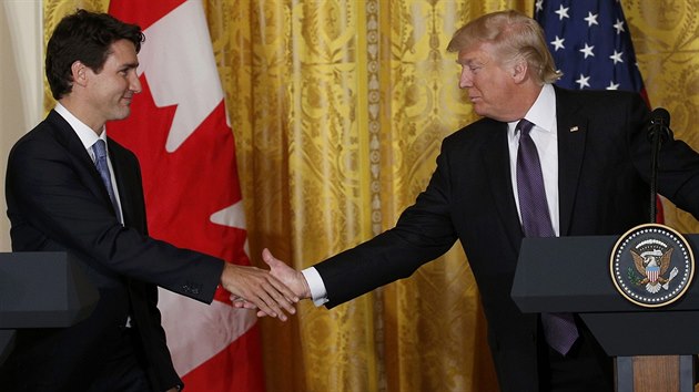 Kanadsk premir Justin Trudeau a americk prezident Donald Trump na tiskov konferenci po jednn o vzjemnch obchodnch vztazch (13. nora 2017).