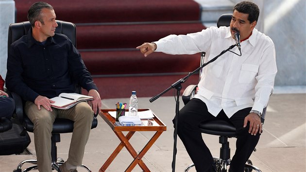 Venezuelsk viceprezident Tareck El Aissami (vlevo) s prezidentem Nicolasem Madurem (2. nora 2017).