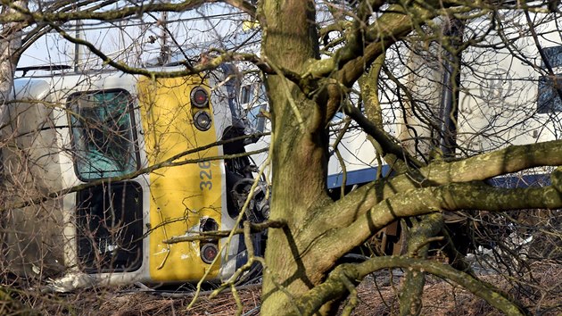 Pobl ndra v belgick Lovani vykolejila st vlaku, jeden lovk zemel, pes dvacet se zranilo (18. nora 2017).