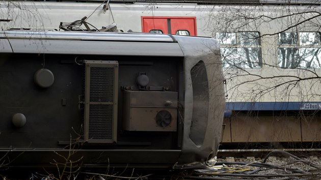 Pobl ndra v belgick Lovani vykolejila st vlaku, jeden lovk zemel, pes dvacet se zranilo (18. nora 2017).