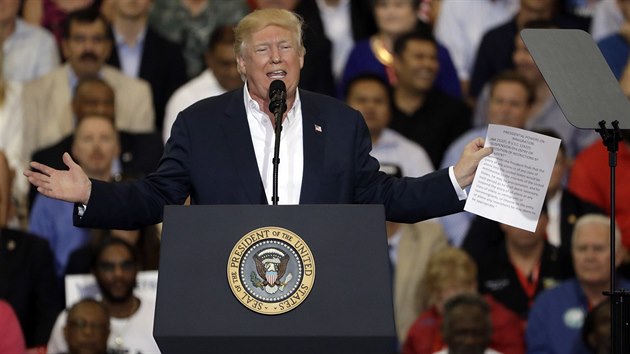Americk prezident Donald Trump hovo na shromdn svch pznivc na Florid, kter pipomnalo pedvolebn kampa (18. nora 2017).