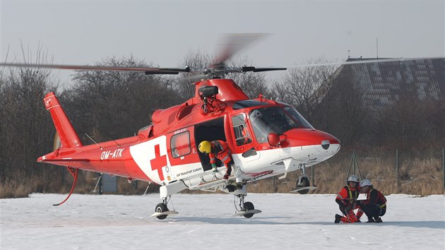 Vrtulnk novho provozovatele leteck zchrann sluby na olomouckm heliportu, firmy Air Transport Europe, pi ukzce vysazen lkae v nepstupnm ternu s pomoc navijku a nslednho vyzvednut i s pacientem.