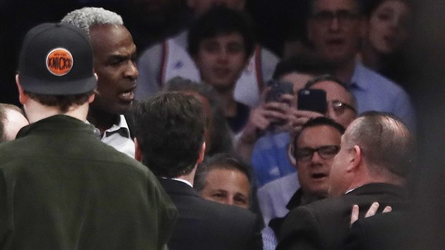 Charles Oakley bhem strkanice se leny ochranky pi zpase New York Knicks.