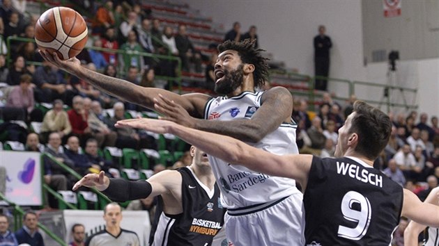 Trevor Lacey (v blm) ze Sassari zakonuje na ko Nymburka kolem Jiho Welsche.