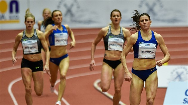 Zuzana Hejnov si b pro vhru na 400 metr bhem halovho mtinku v Ostrav.