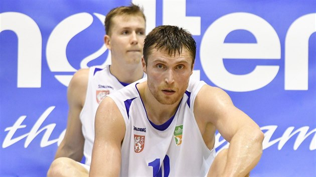 Dnt basketbalist Pavel Houka (v poped) a Tom Vyoral jsou zklaman z porky s Nymburkem.