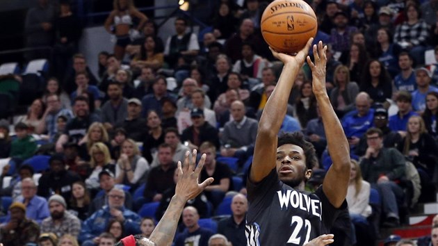 Andrew Wiggins (vpravo) z Minnesoty stl pes Imana Shumperta z Clevelandu.