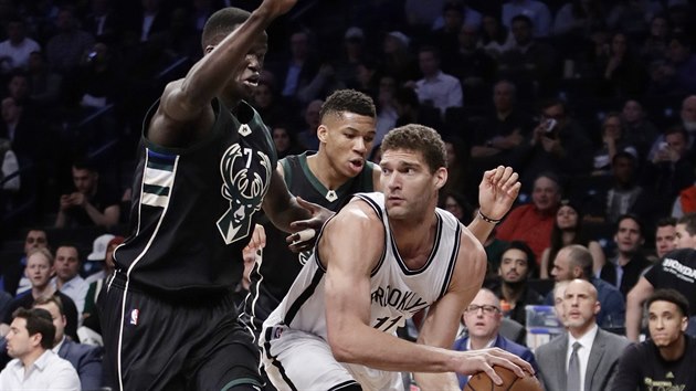 Brook Lopez (v blm) z Brooklynu se ocitl pod tlakem Thona Makera (vlevo) a Janise Adetokunba z Milwaukee.