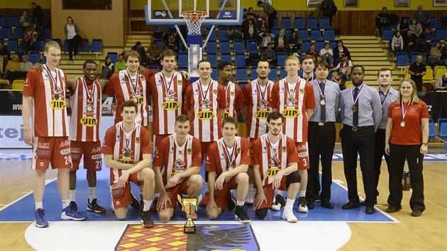 Pardubit basketbalist jsou bronzov v eskm pohru.