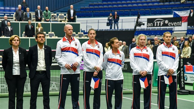 SLAVNOSTN CHVLE. Momentka ze zahjen fedcupovho souboje esko vs. panlsko, zleva v blm nehrajc kapitn Petr Pla, Karolna Plkov, Barbora Strcov, Kateina Siniakov a Lucie afov.