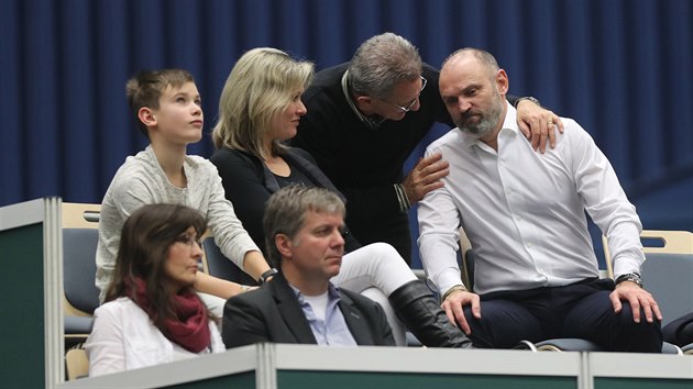 VIP ZNY. Exministr vnitra Ivan Langer (v bl koili) na fedcupovm duelu esko vs. panlsko