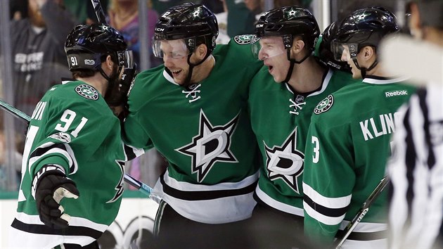 Radost hokejist Dallasu z glu proti Carolin - zleva Tyler Seguin, Radek Faksa, Cody Eakin a John Klingberg.